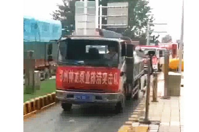我公司新組織的搶險排澇設(shè)備及人員，出發(fā)馳援焦作災(zāi)區(qū)，兄弟們辛苦了，加油！
