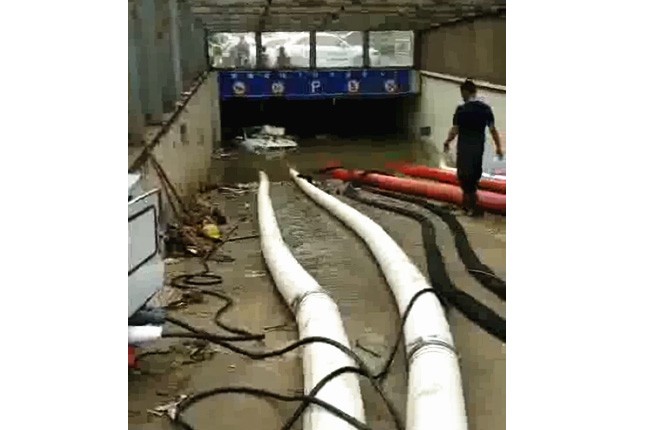 二環(huán)支路沙口路，山東消防兩臺，我們?nèi)_潛水泵同時運行，一切正常了
